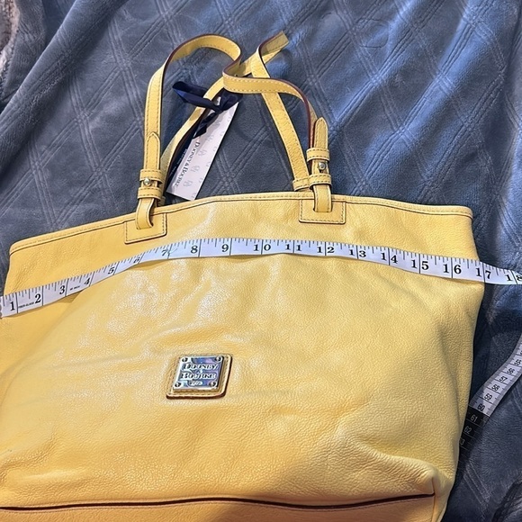 Dooney & Bourke NWT Medium East/West Pale Yellow Pebble Leather Tote - Picture 9 of 9